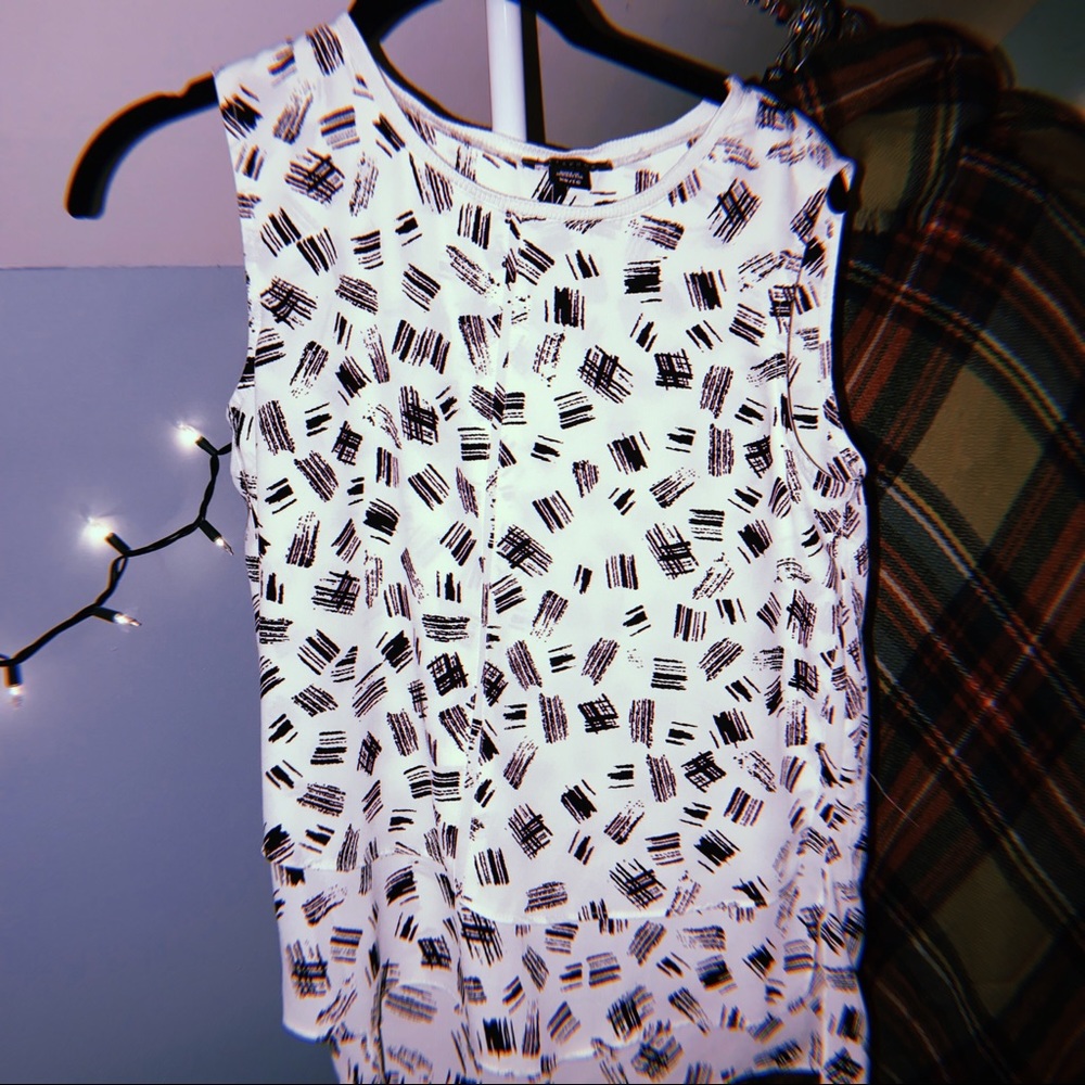 WOMEN’S STYLISH SLEEVELESS SHIRT